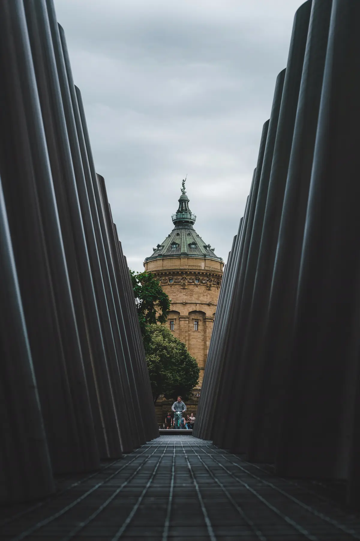 Mannheimer Wasserturm, gesehen zwischen zwei hohen Betonwänden
