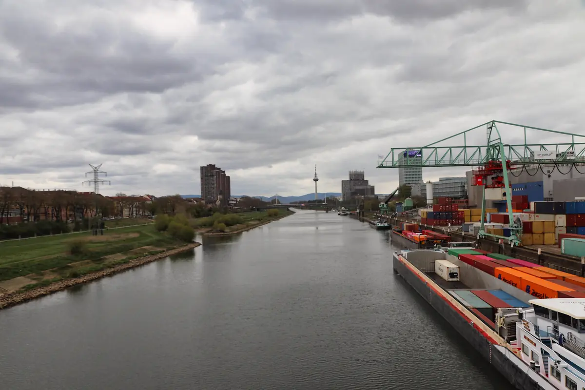 Mannheimer Hafen mit Containerterminal am Fluss