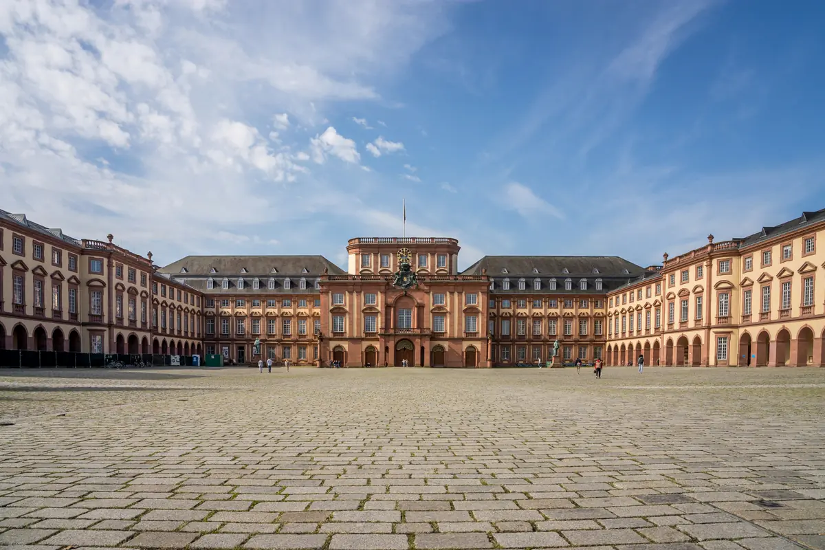 Ehrenhof des Mannheimer Schlosses, an dem die Quadrate beginnen